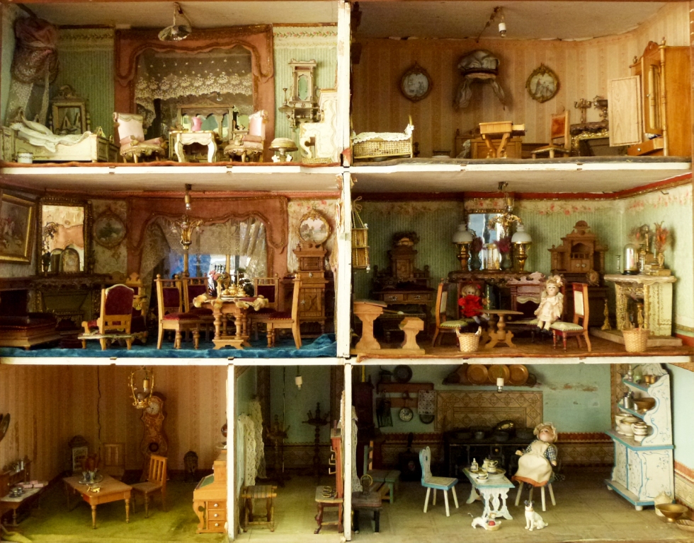 Ancienne Ecole miniature et ses poupées  Miniatures pour maison de poupée,  Maison de poupée, Maison